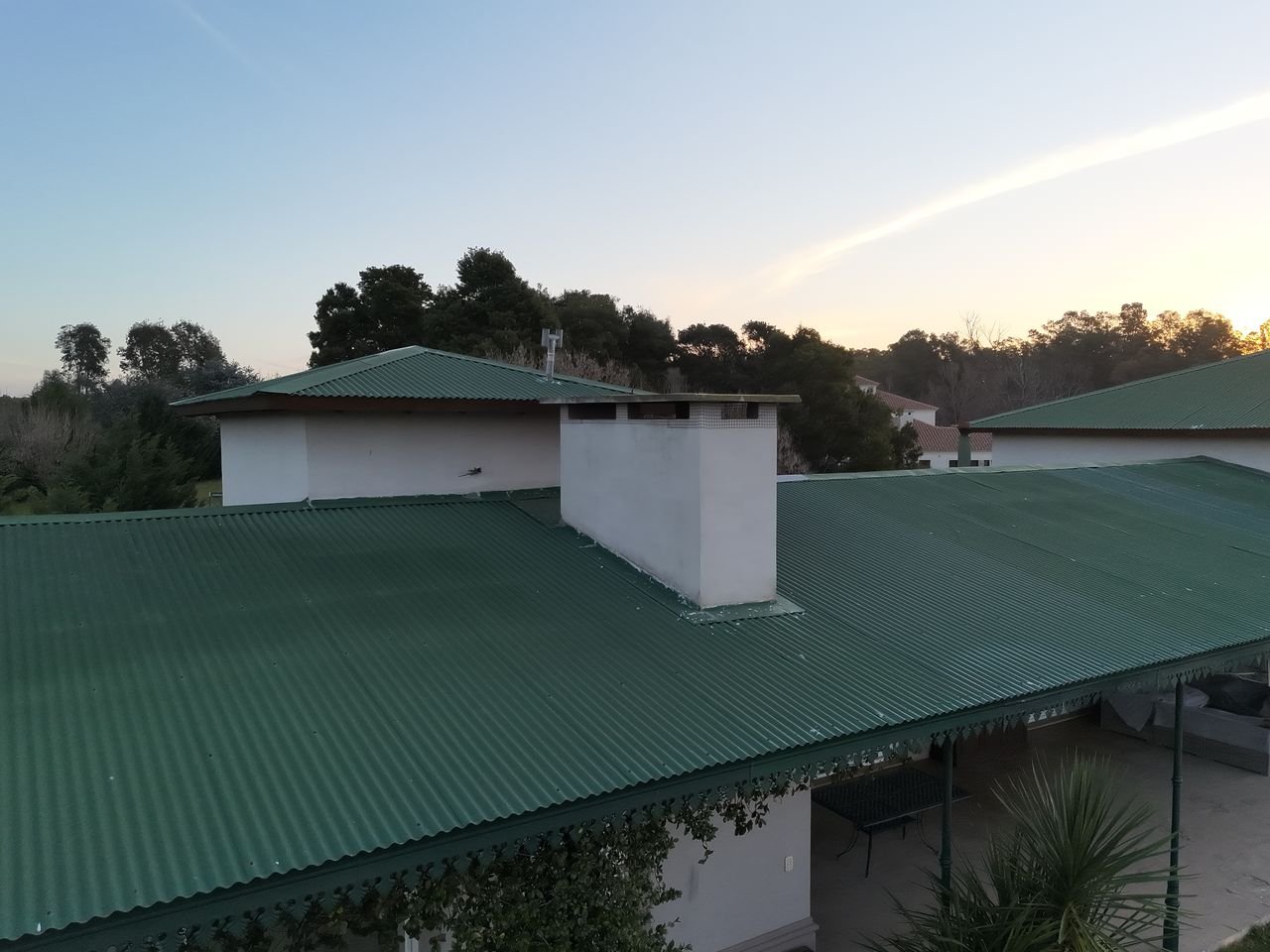 Foto aérea de una cubierta de chapa con una chimenea