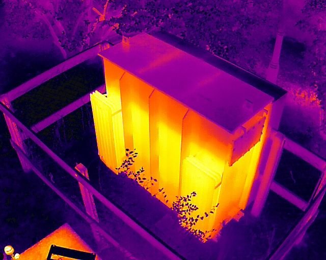 Transformador de distribución en servicio registrado con cámara térmica desde el aire