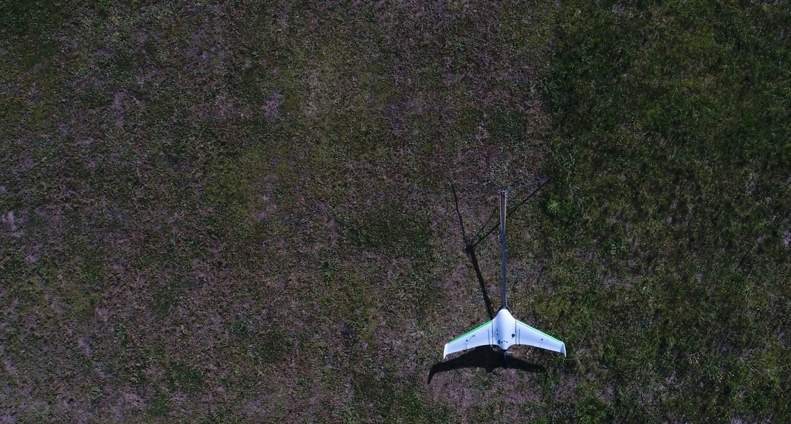 Drone de ala fija sobre un campo durante un relevamiento