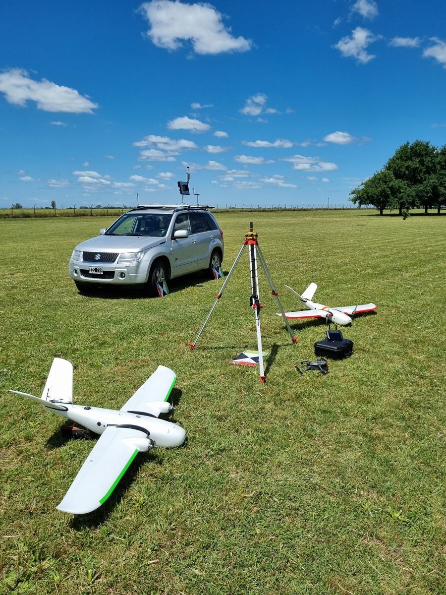 Equipo de relevamiento con base RTK en campo