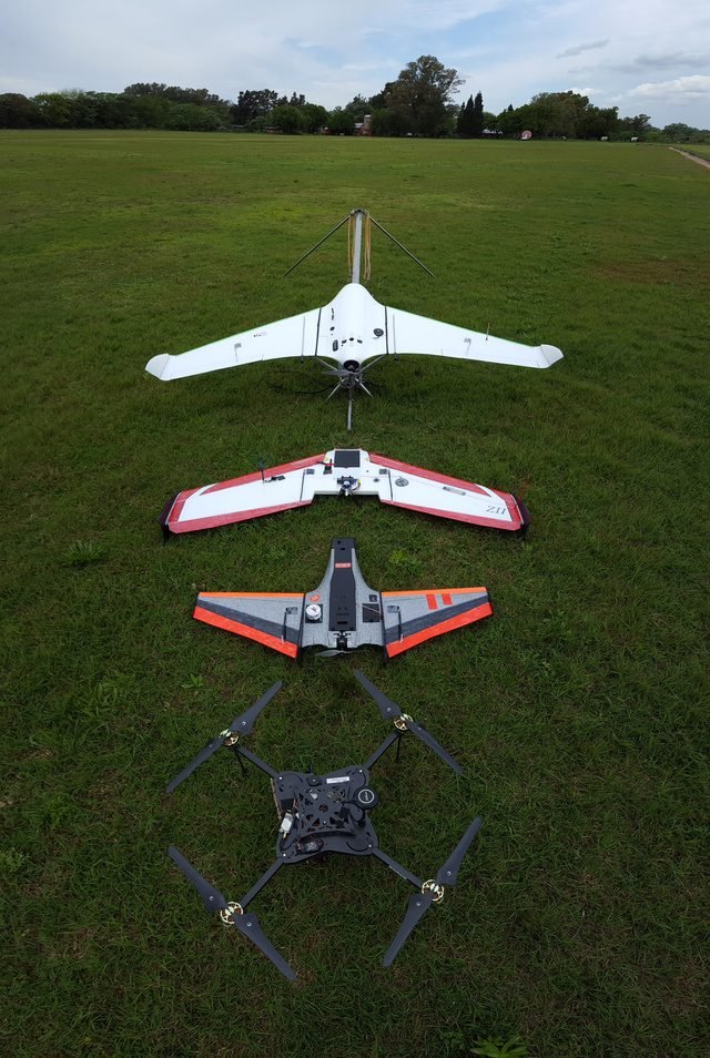 Drones de relevamiento preparados en campo